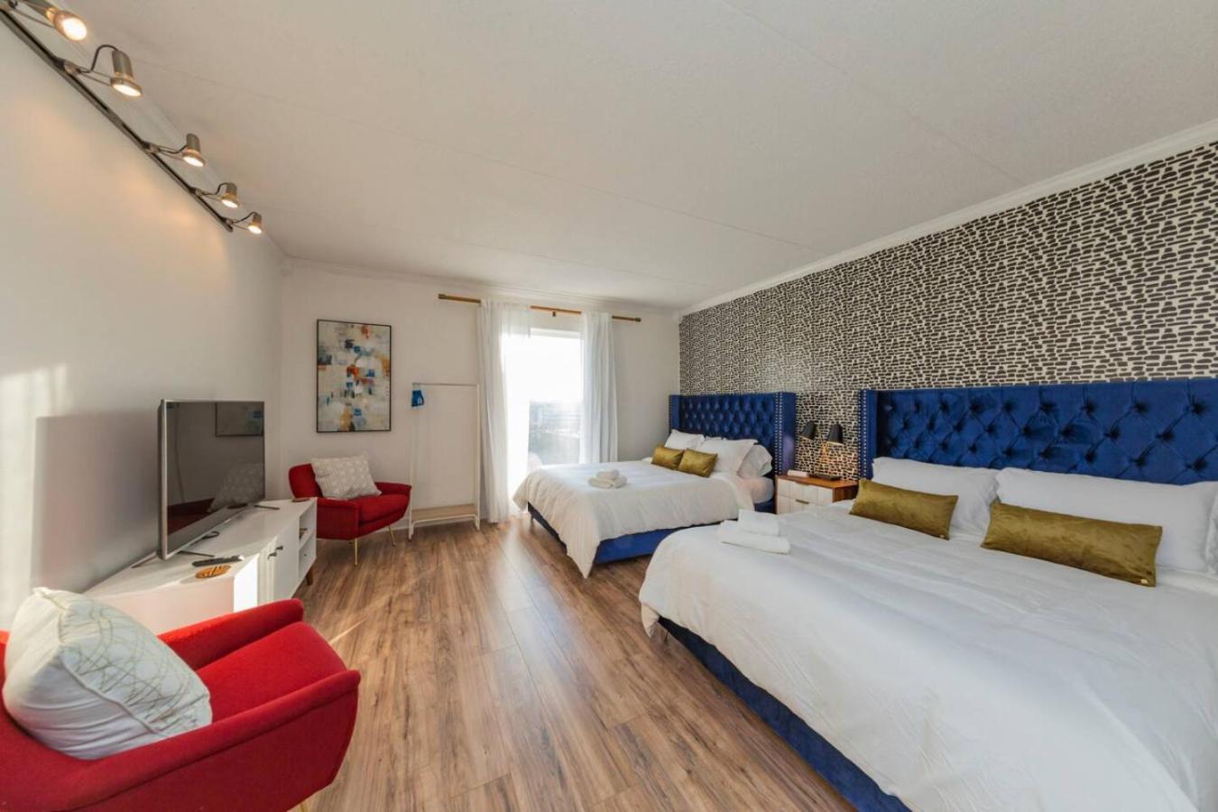 Two On Music Row That Sleeps 14 With Pool And Parking Nashville