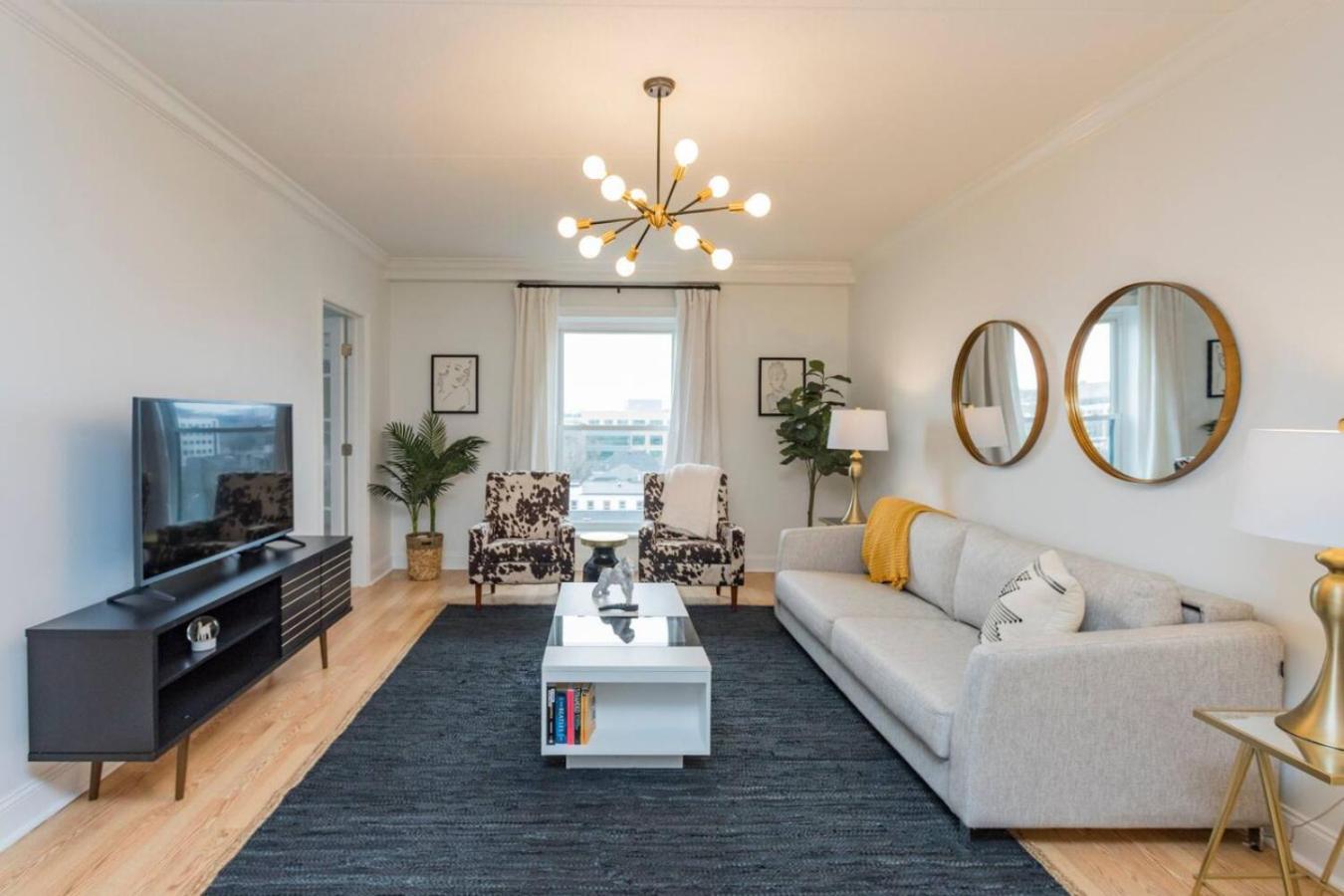 Two On Music Row That Sleeps 14 With Pool And Parking Holiday home *