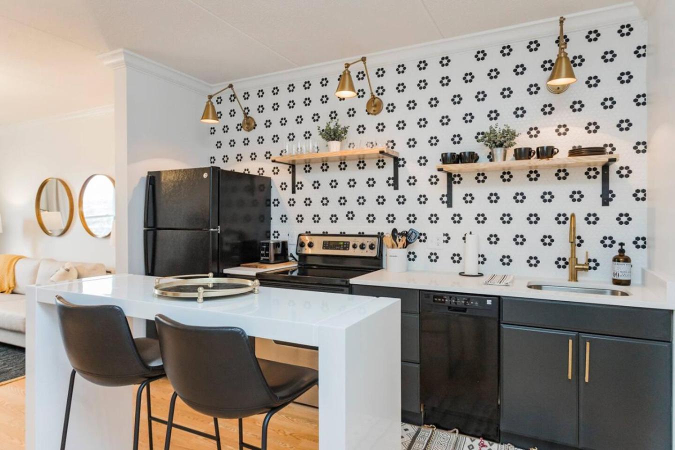 Two On Music Row That Sleeps 14 With Pool And Parking Holiday home Nashville