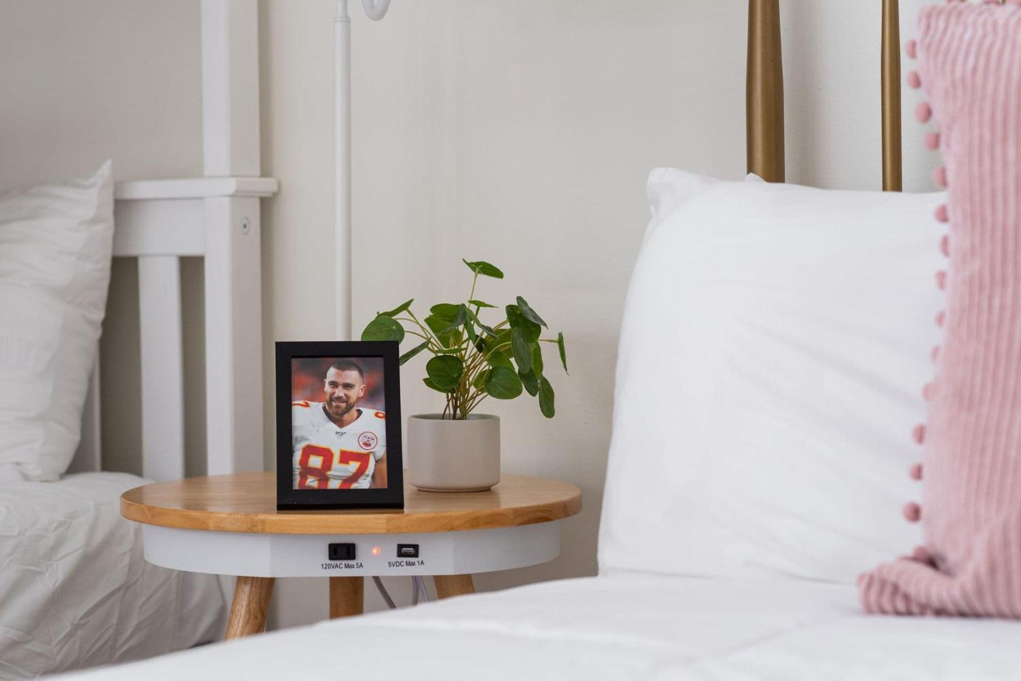 The Swiftie Taylor Themed Oasis In Midtown Apartment *