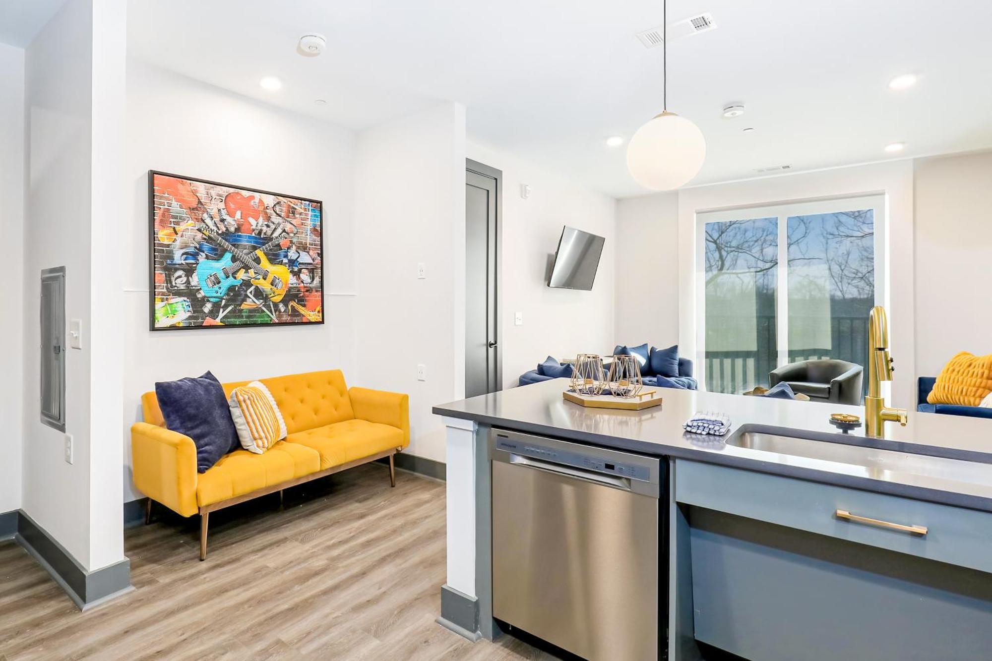 Apartment Muse #212 *