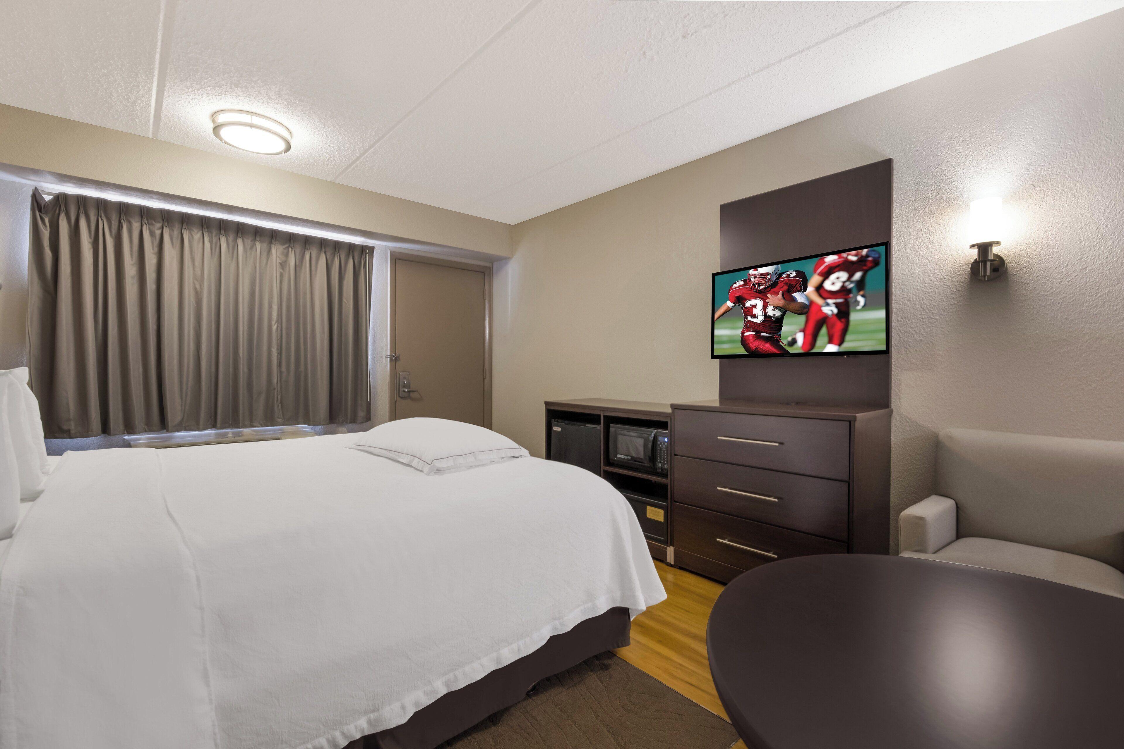 Hotel Red Roof Plus+ Airport 3*