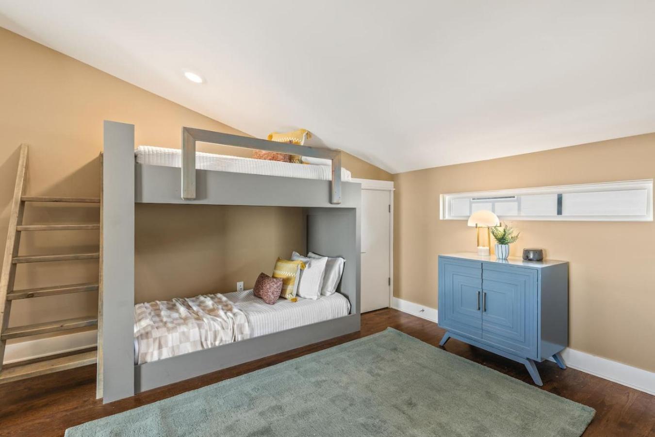 Walk To Vanderbilt And Belmont With Garage And Rooftop Deck Holiday home *