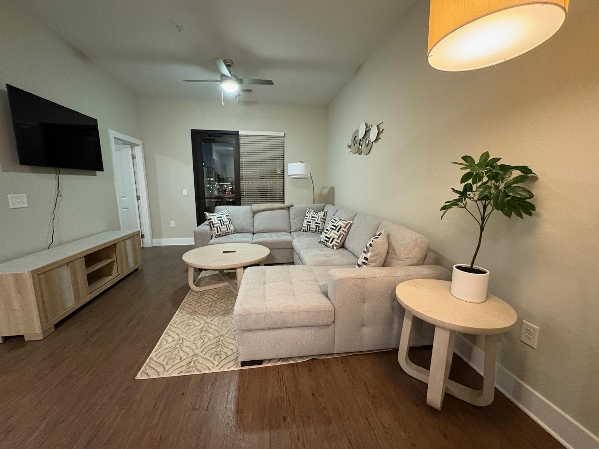 -new-the Nash Luxe, Pool, Gym, Nightlife! * Nashville