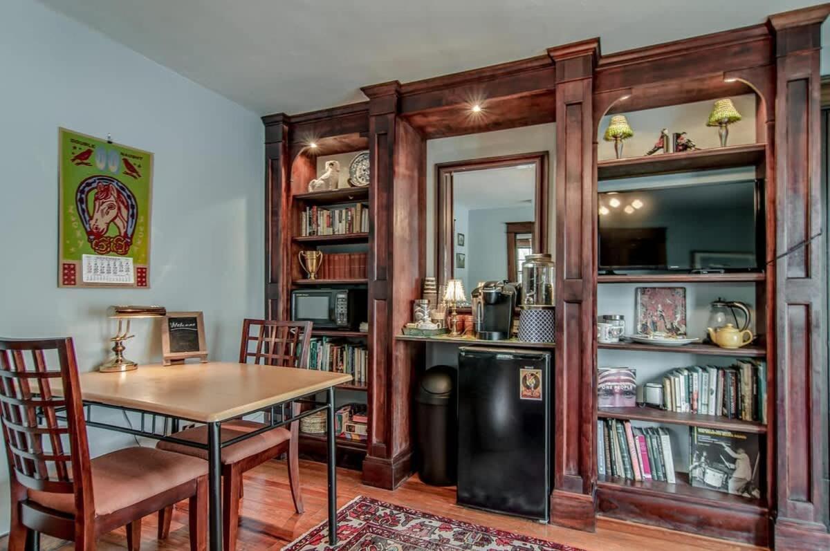 The Honey Bee By Local Apartment Nashville