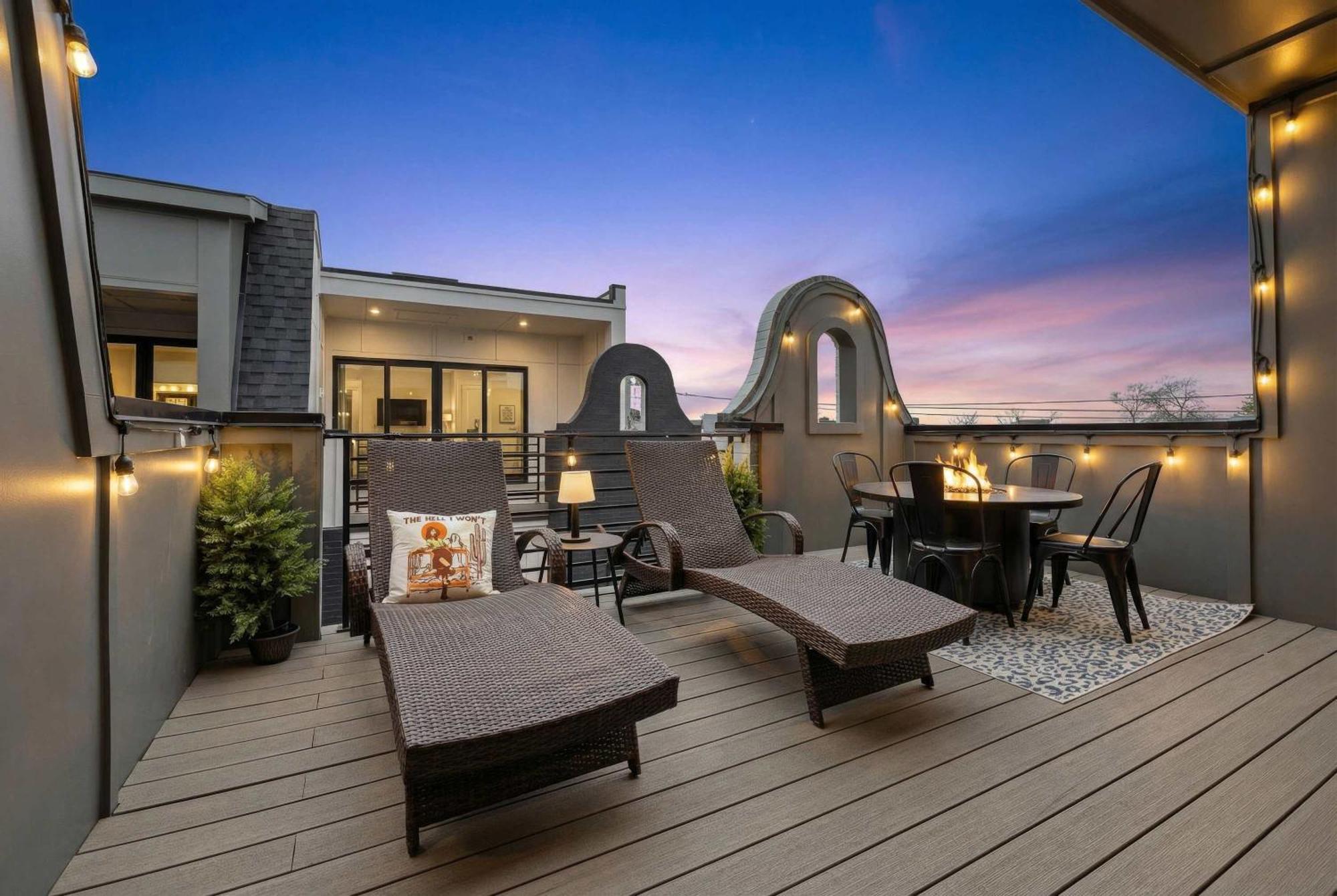 Honky Tonk Vibes Karaoke Roof Deck Murals Holiday home Nashville