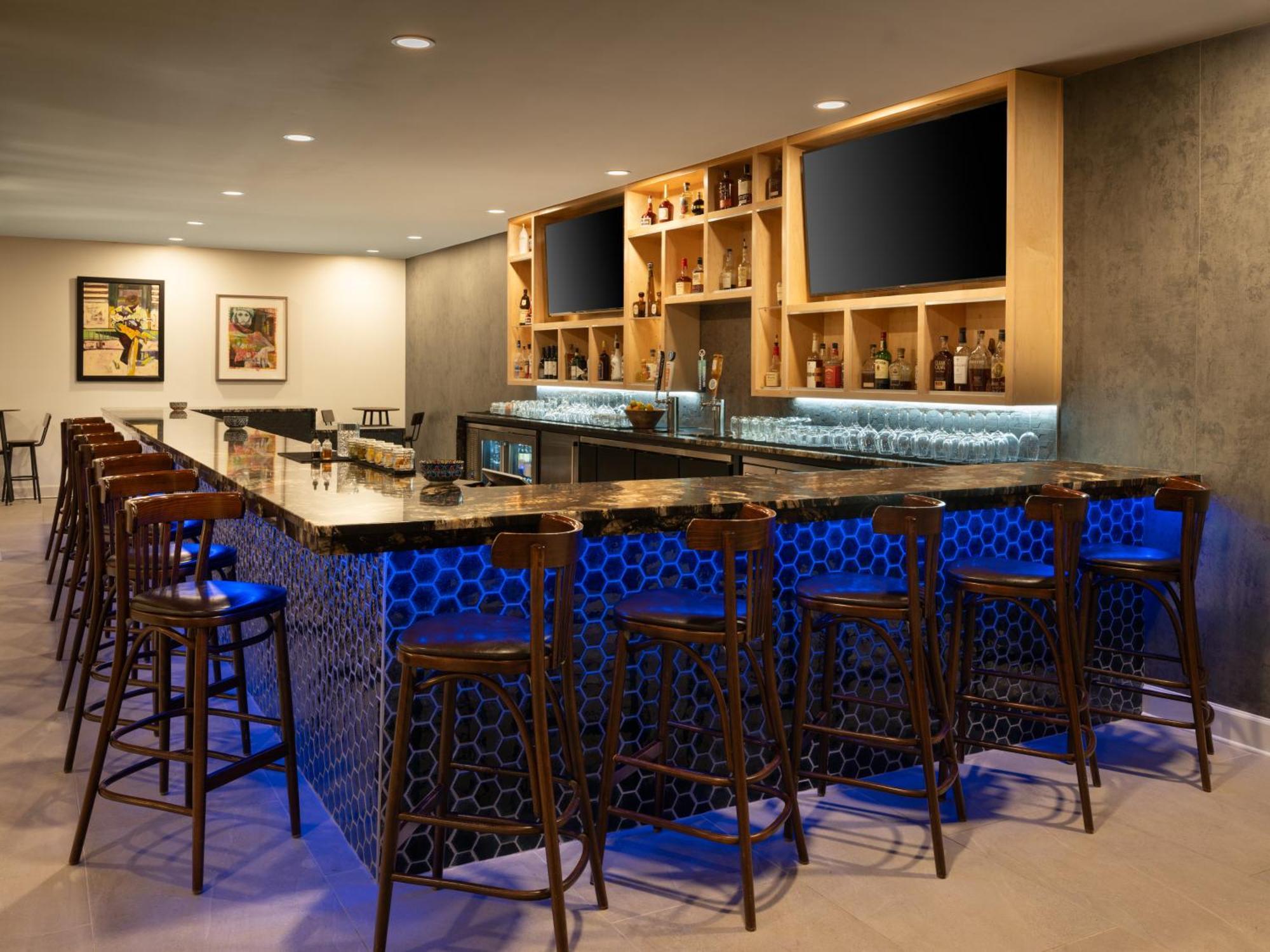 Hotel Delta By Marriott Airport 3*