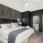 Vibrant Designer House With Roof Deck & Garage Near Dt