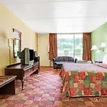 Super 8 By Wyndham Nashville Near Downtown / I-40