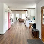 Hillsboro Village Hideaway Holiday home *