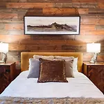 Rustic Chic - Boutique Luxe Stay Near Broadway
