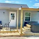 Hot Tub Getaway Close To Downtown!