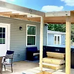 Hot Tub Getaway Close To Downtown!