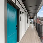 Modern Spacious With Parking By Downtown Broadway Apartment Nashville