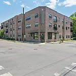 Modern Spacious With Parking By Downtown Broadway *