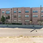 Modern Spacious With Parking By Downtown Broadway Apartment