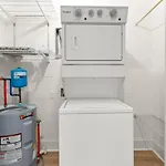 Apartment Trendy Spacious Condo, Walk To Coffee And Restaurants