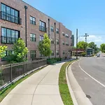 Modern Spacious With Parking By Downtown Broadway Apartment *