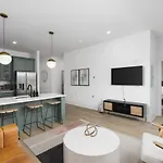 Apartment Trendy Spacious Condo, Walk To Coffee And Restaurants