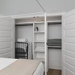 Trendy Spacious Condo, Walk To Coffee And Restaurants Apartment *