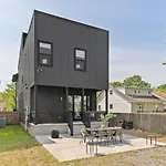 Huge Rooftop Patio At This Stunning Spacious House