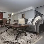 Apartment Elegant 3 Bedroom Apt With Free Parking And Balcony