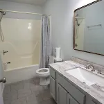 Elegant 3 Bedroom Apt With Free Parking And Balcony
