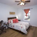 Apartment Elegant 3 Bedroom Apt With Free Parking And Balcony *