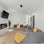 Holiday home Urban Oasis: Modern Luxury Near Downtown *