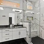 Holiday home Urban Oasis: Modern Luxury Near Downtown *