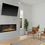 Urban Oasis: Modern Luxury Near Downtown Holiday home