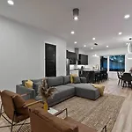 Urban Oasis: Modern Luxury Near Downtown Holiday home *