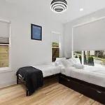 Urban Oasis: Modern Luxury Near Downtown Holiday home *