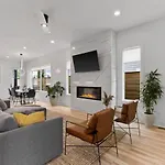 Urban Oasis: Modern Luxury Near Downtown *