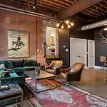 Holiday home One-of-a-kind! Roll Up Garage Door-pool, Speakeasy