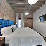 One-of-a-kind! Roll Up Garage Door-pool, Speakeasy Holiday home *