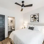 Brand New 4 Bedroom 4bath Townhome With Amazing Rooftop! Holiday home
