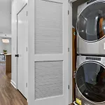 Modern, Free Parking, Walk To Everything