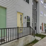 New Townhome 5 Mins To Broadway Sleeps 8