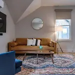 Holiday home Modern East Townhome & Garage *