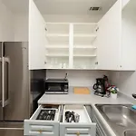 Minutes To Broadway King Size Bed And Optional Garage Parking
