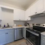 Comfy Nashville 1Br With King Bed And Optional Parking Near Gulch & Midtown Walk To The Parthenon