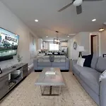 Weho Home, Geodis Park, Mini-golf, Arcade, 10min To Downtown! Sleeps 10! Holiday home