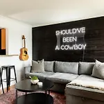 Walk To Downtown Broadway With Pool, Parking And Patio Apartment Nashville
