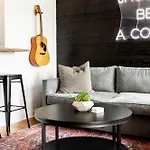 Walk To Downtown Broadway With Pool, Parking And Patio Apartment *
