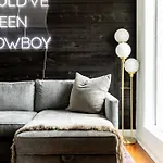 Apartment Walk To Downtown Broadway With Pool, Parking And Patio *