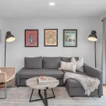 Oasis Walk To Broadway With Pool, Parking, Gym And Patio Apartment