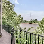 Oasis Walk To Broadway With Pool, Parking, Gym And Patio * Nashville