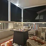 Nash Luxe W King Suite & Fire Pit Fun & Games!