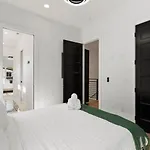 Urban Oasis: Modern Luxury Near Downtown Holiday home